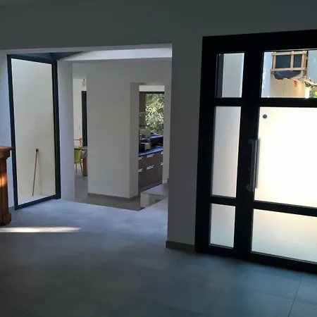 Contemporaine Mediterraneenne Dans Ecrin De Verdure