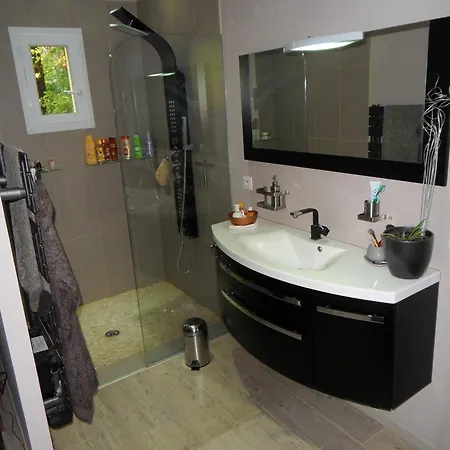 Contemporaine Mediterraneenne Dans Ecrin De Verdure *